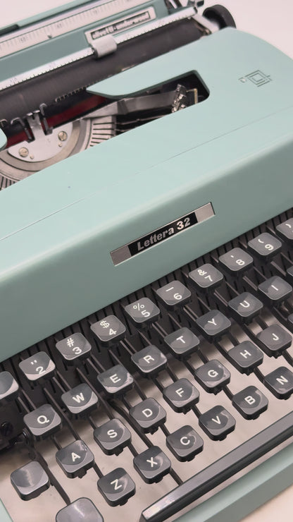 Olivetti Lettera 32 (Italy) Typewriter