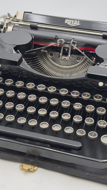 Royal (P) Portable Black Typewriter