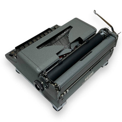 Toronto Typewriters Manual Typewriter Royal Quiet Deluxe (1949) Typewriter