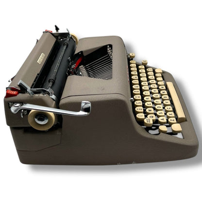 Toronto Typewriters Manual Typewriter Royal Quiet Deluxe (1957) Typewriter