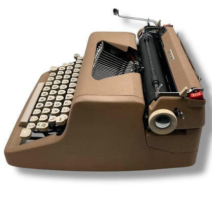 Toronto Typewriters Manual Typewriter Royal Quiet Deluxe (1958) Typewriter