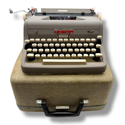 Toronto Typewriters Manual Typewriter Royal Quiet Deluxe (195X) Typewriter