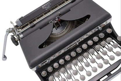 Toronto Typewriters Manual Typewriter Royal Quiet LARGE TYPEFACE (1939)
