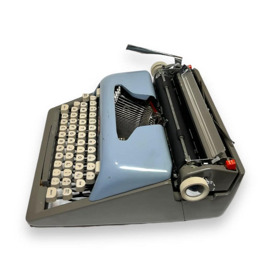 Toronto Typewriters Portable Typewriter Royal Futura 800 (Blue/Gray) Typewriter